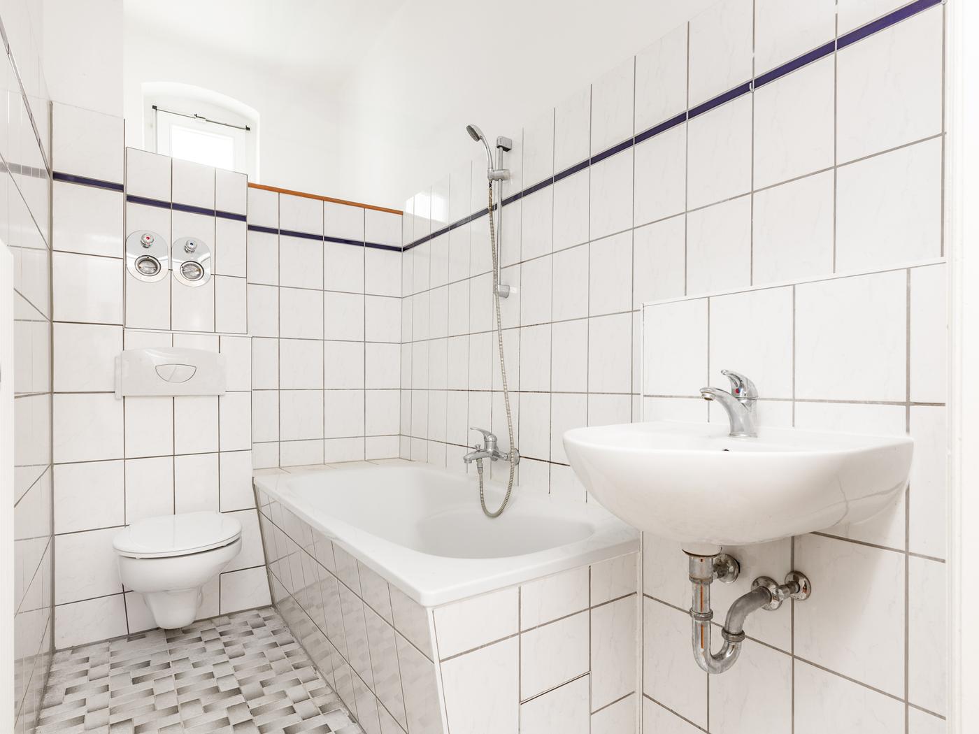 Tagesbelichtetes Wannenbad mit Duschfunktion Tagesbelichtetes Wannenbad mit Duschfunktion