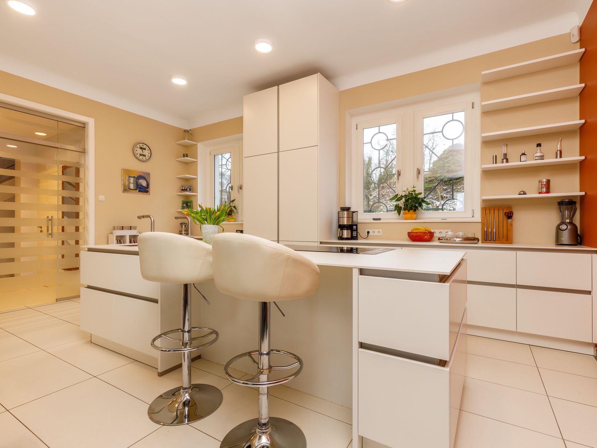 Moderne Einbauküche mit Kochinsel 