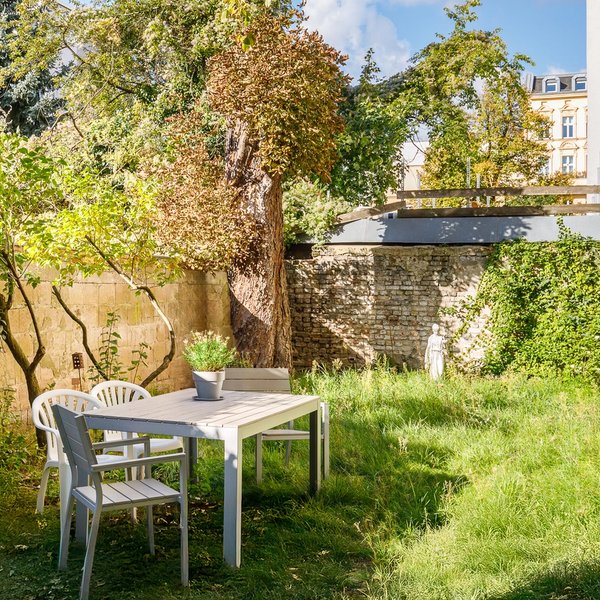 Garten Terrasse Baumbestand Altbau