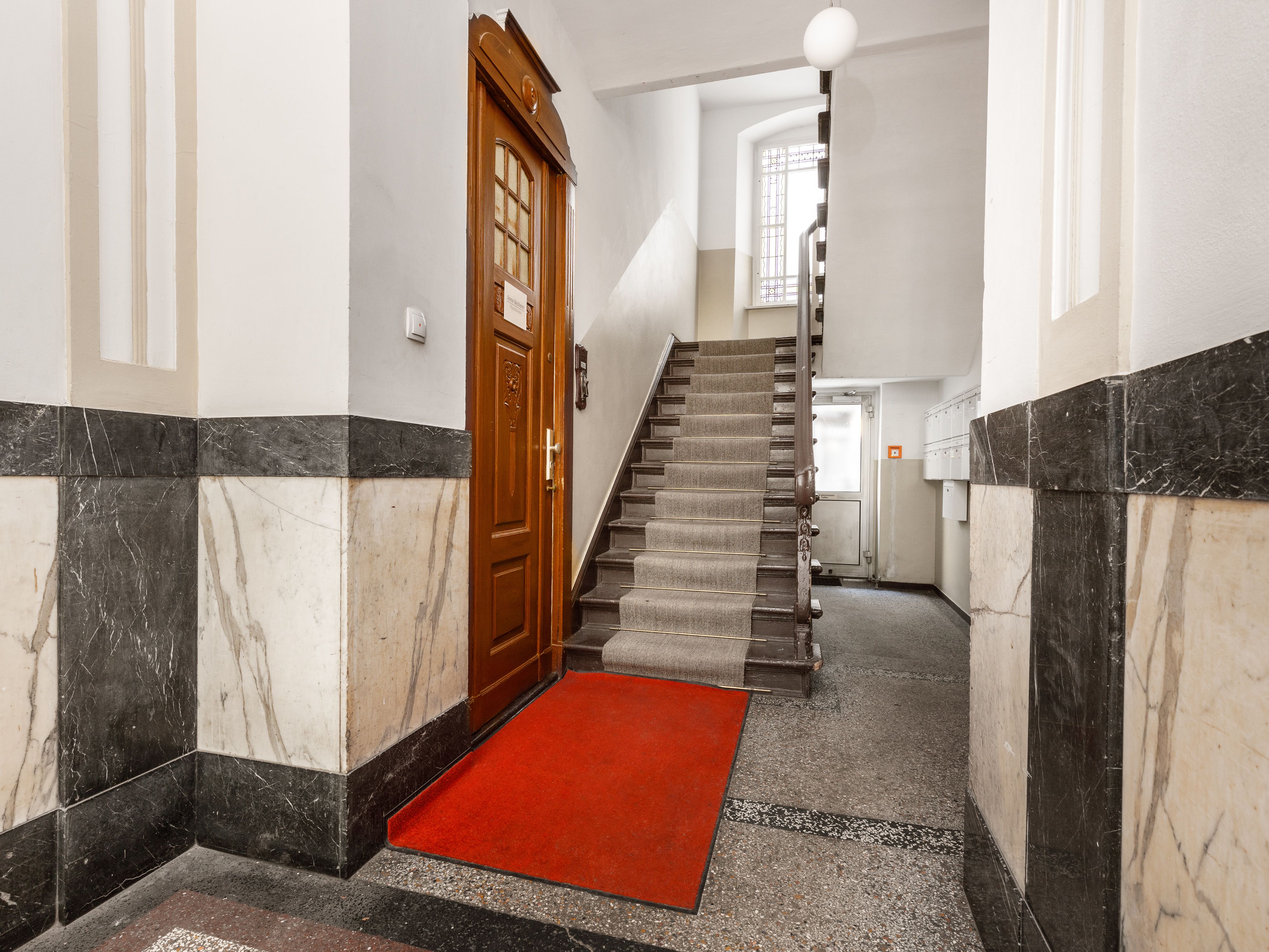 Imposantes Treppenhaus mit Terrazzoboden