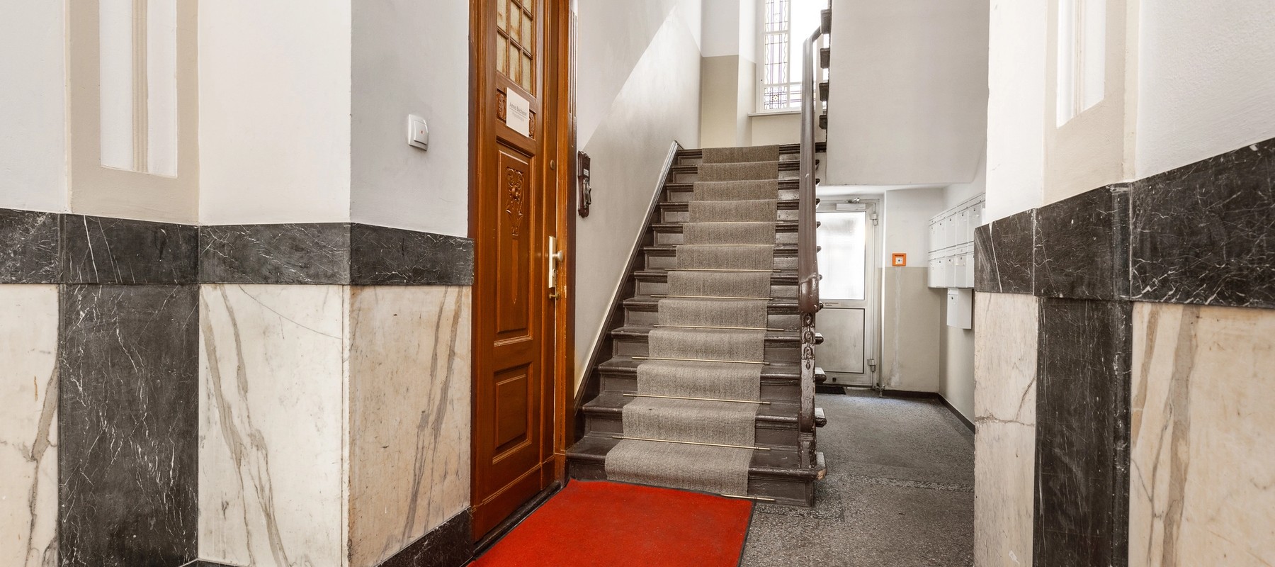 Imposantes Treppenhaus mit Terrazzoboden Imposantes Treppenhaus mit Terrazzoboden