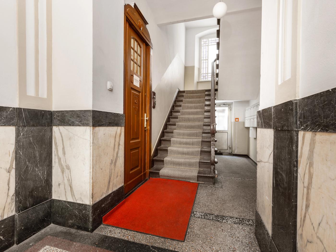 Imposantes Treppenhaus mit Terrazzoboden Imposantes Treppenhaus mit Terrazzoboden