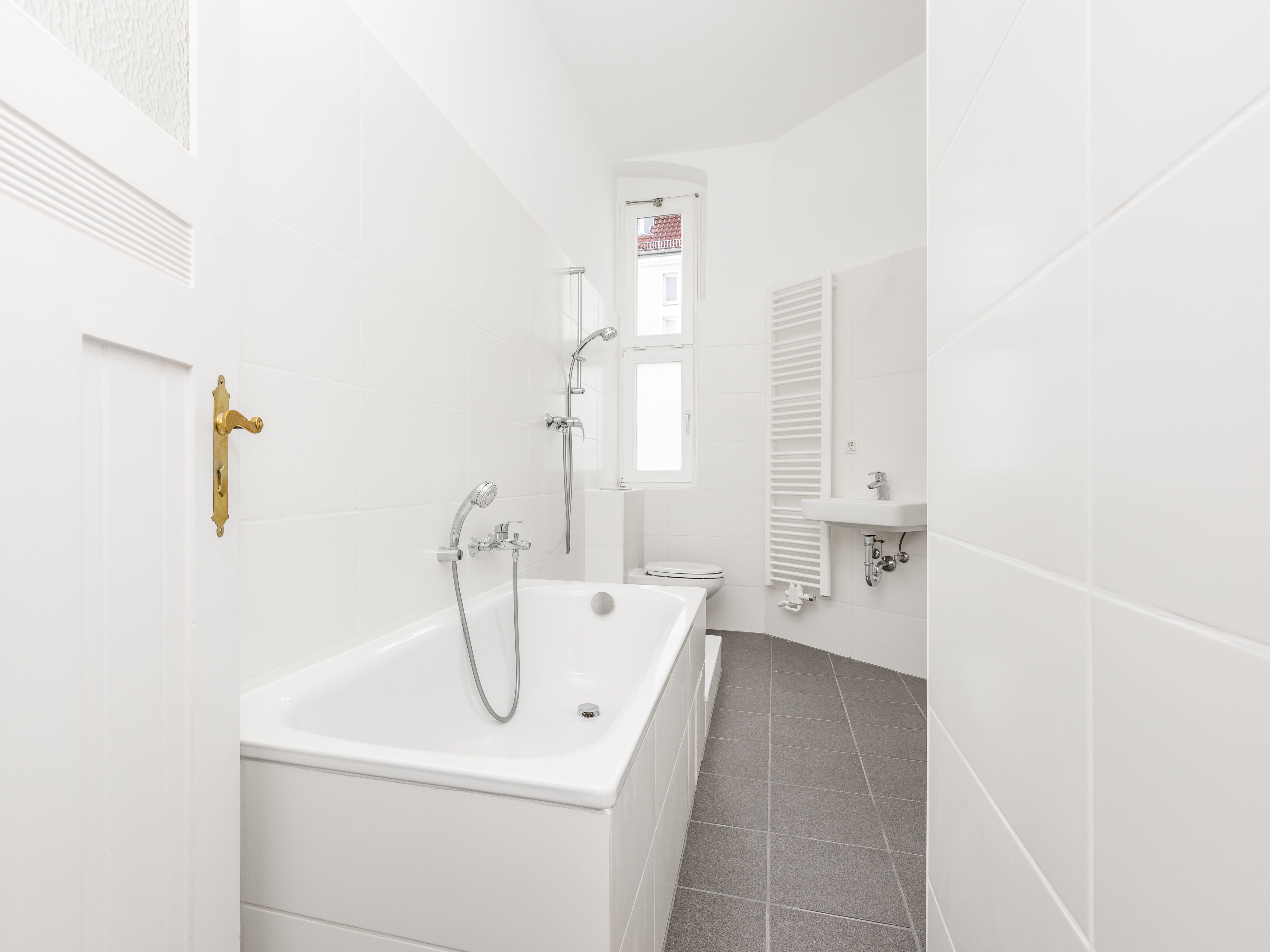 Badezimmer mit Dusche und Wanne 