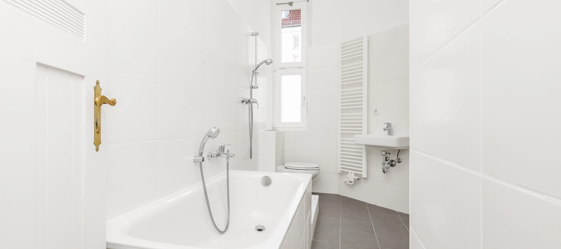 Badezimmer mit Dusche und Wanne Badezimmer mit Dusche und Wanne