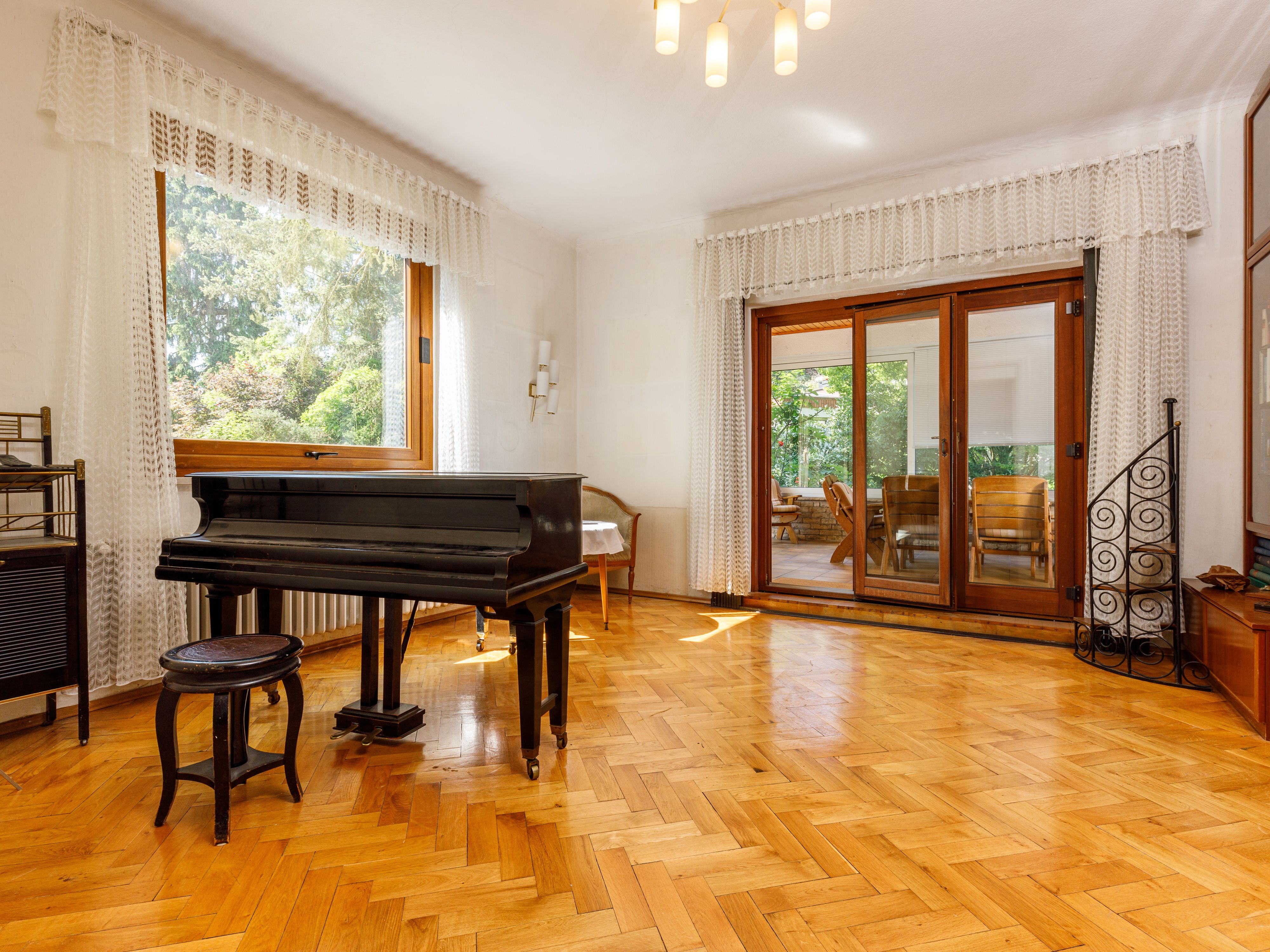 Bibliothek mit Klavier 