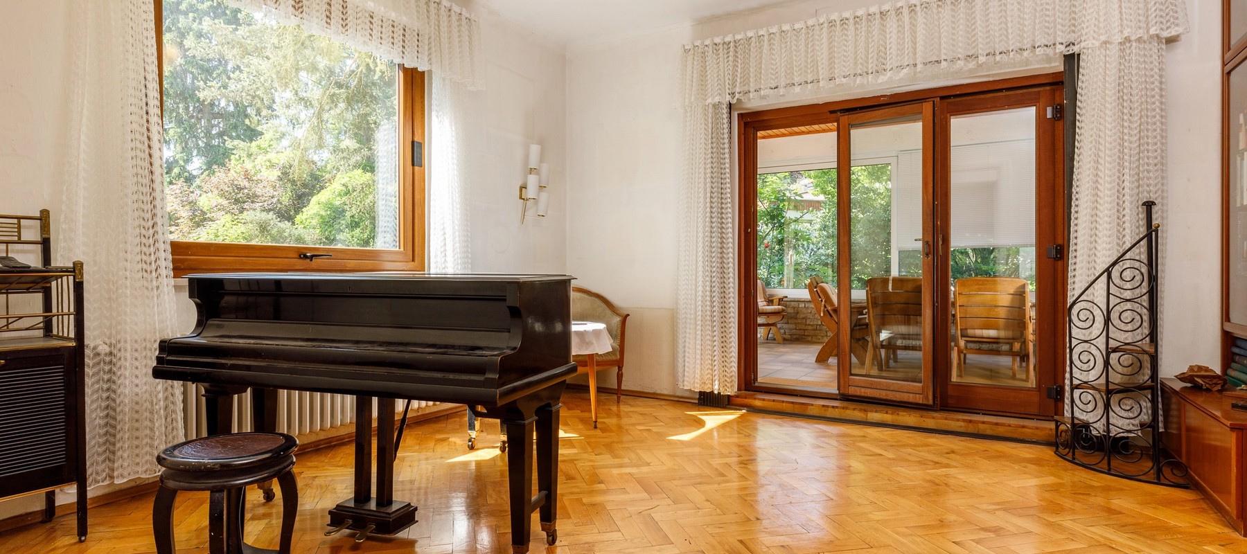 Bibliothek mit Klavier Bibliothek mit Klavier