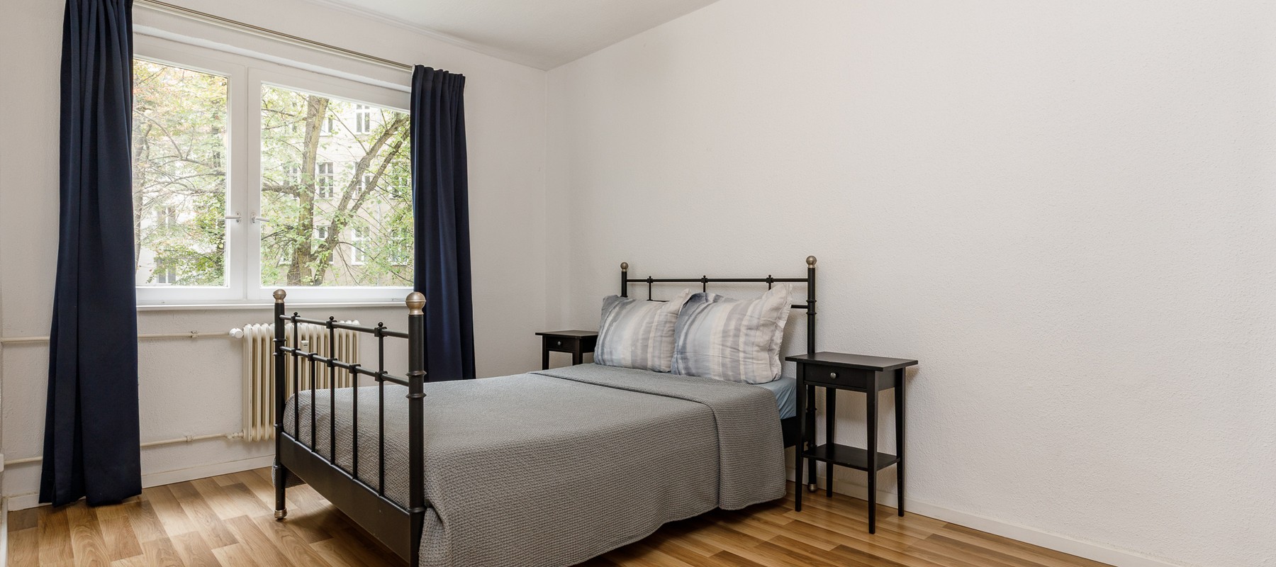Bedroom facing the quiet courtyard Bedroom facing the quiet courtyard