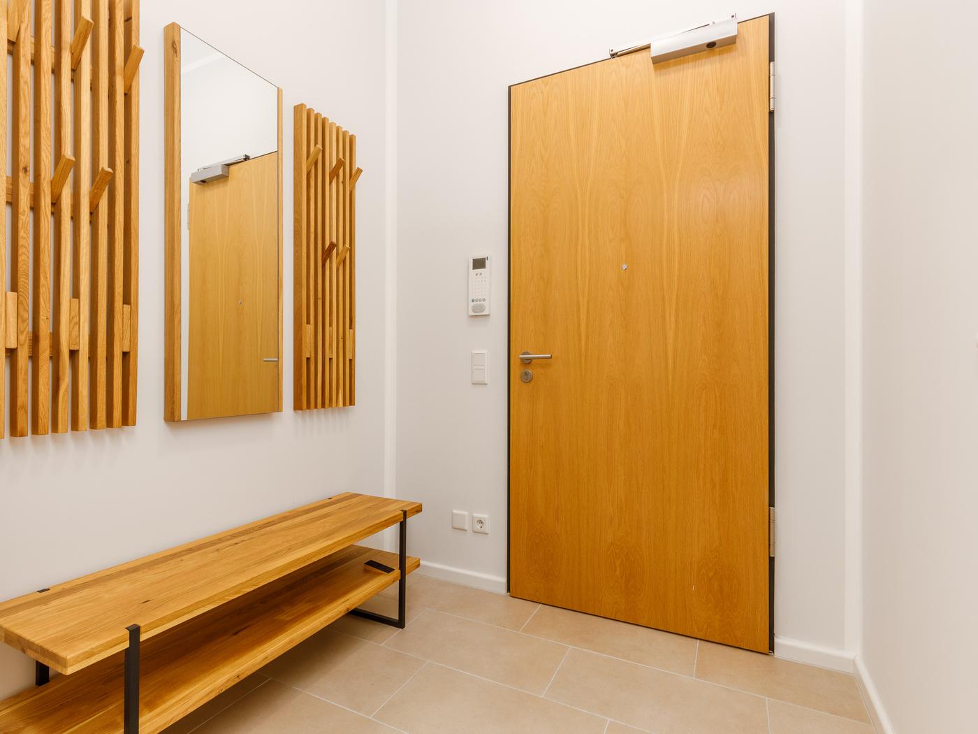 Eingangsbereich mit Garderobe und Videogegensprechanlage Eingangsbereich mit Garderobe und Videogegensprechanlage