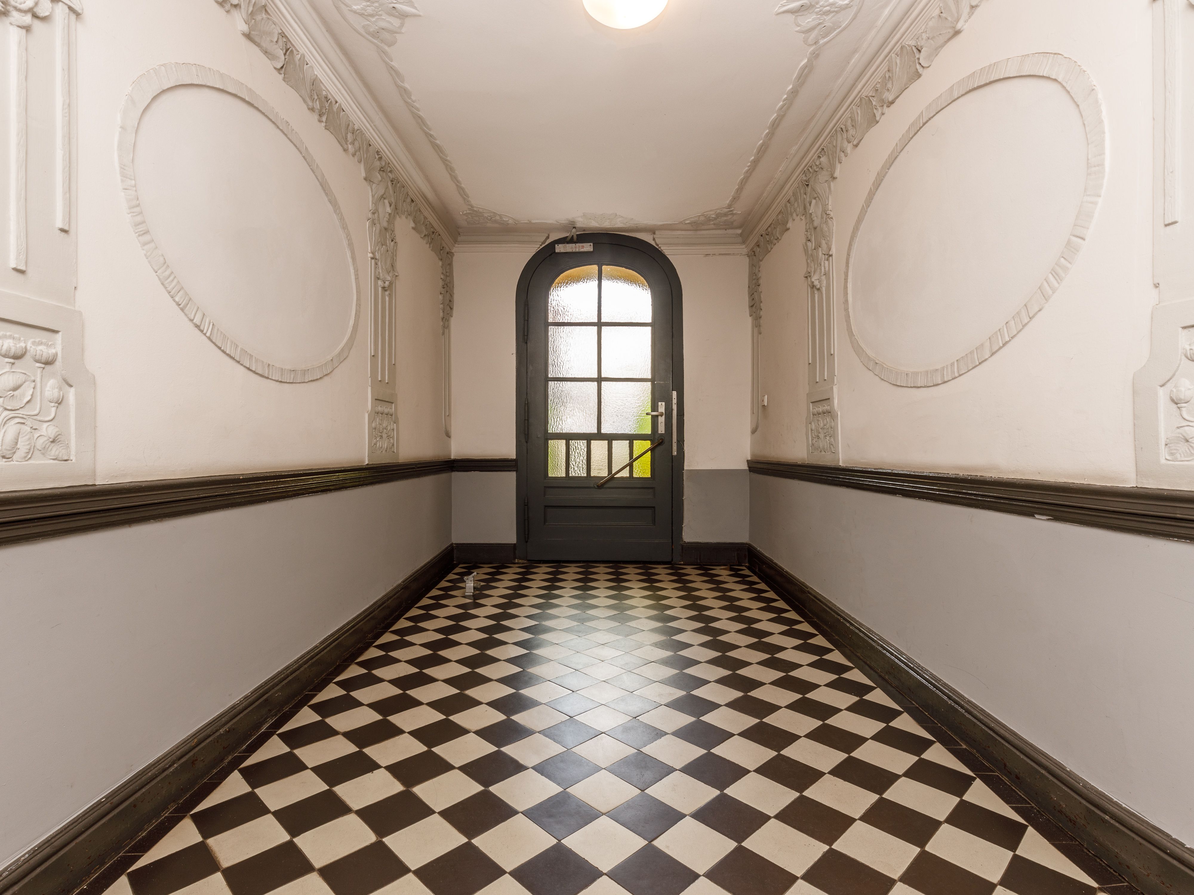 Treppenhaus mit Stuckverzierungen