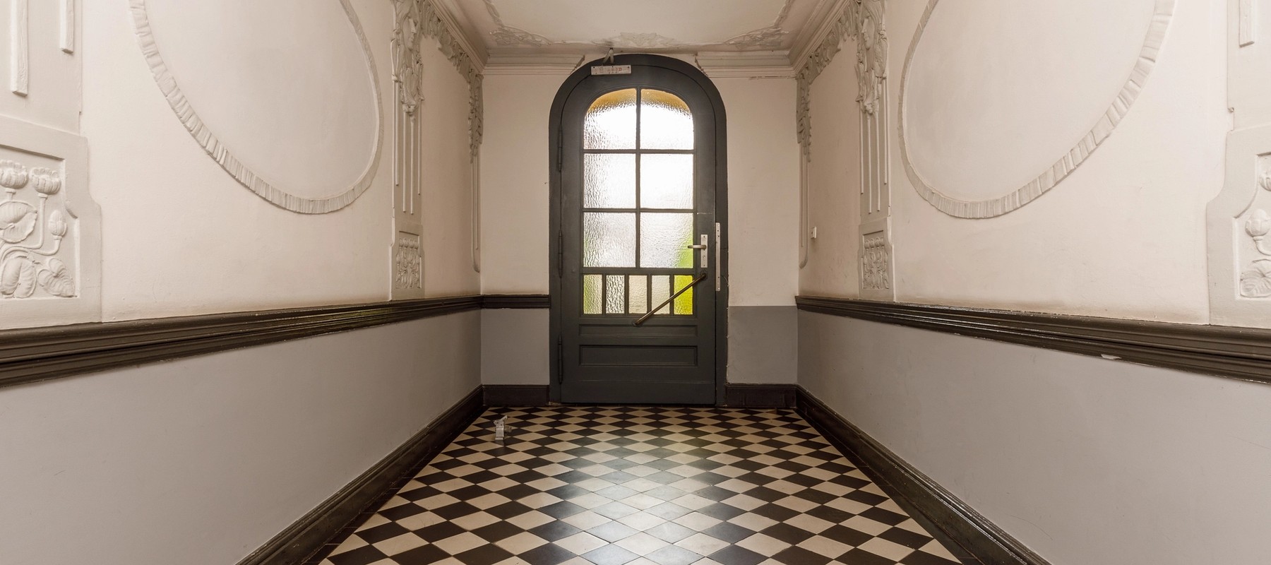 Treppenhaus mit Stuckverzierungen Treppenhaus mit Stuckverzierungen