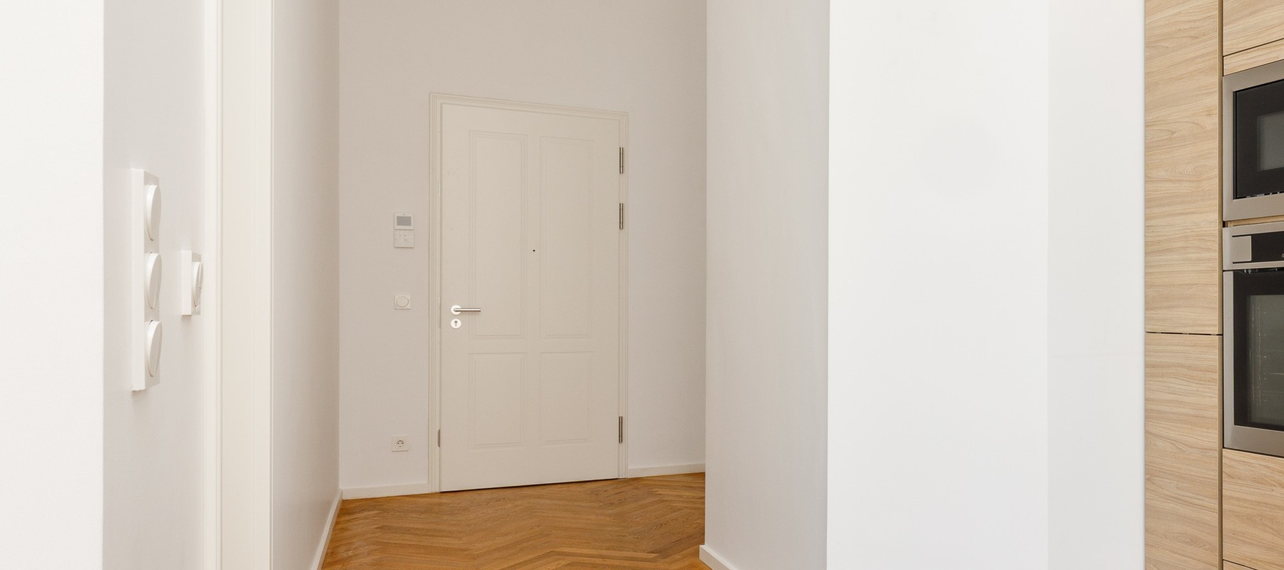 Spacious entrance ares with intercom system Spacious entrance ares with intercom system
