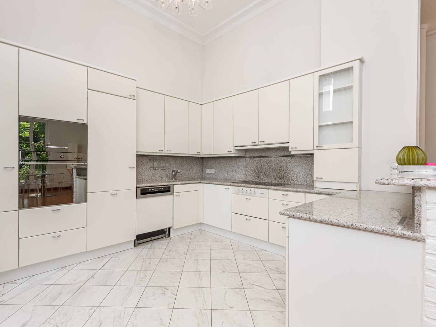 Küche mit Dampfgarer, Ofen und Kochinsel Küche mit Dampfgarer, Ofen und Kochinsel