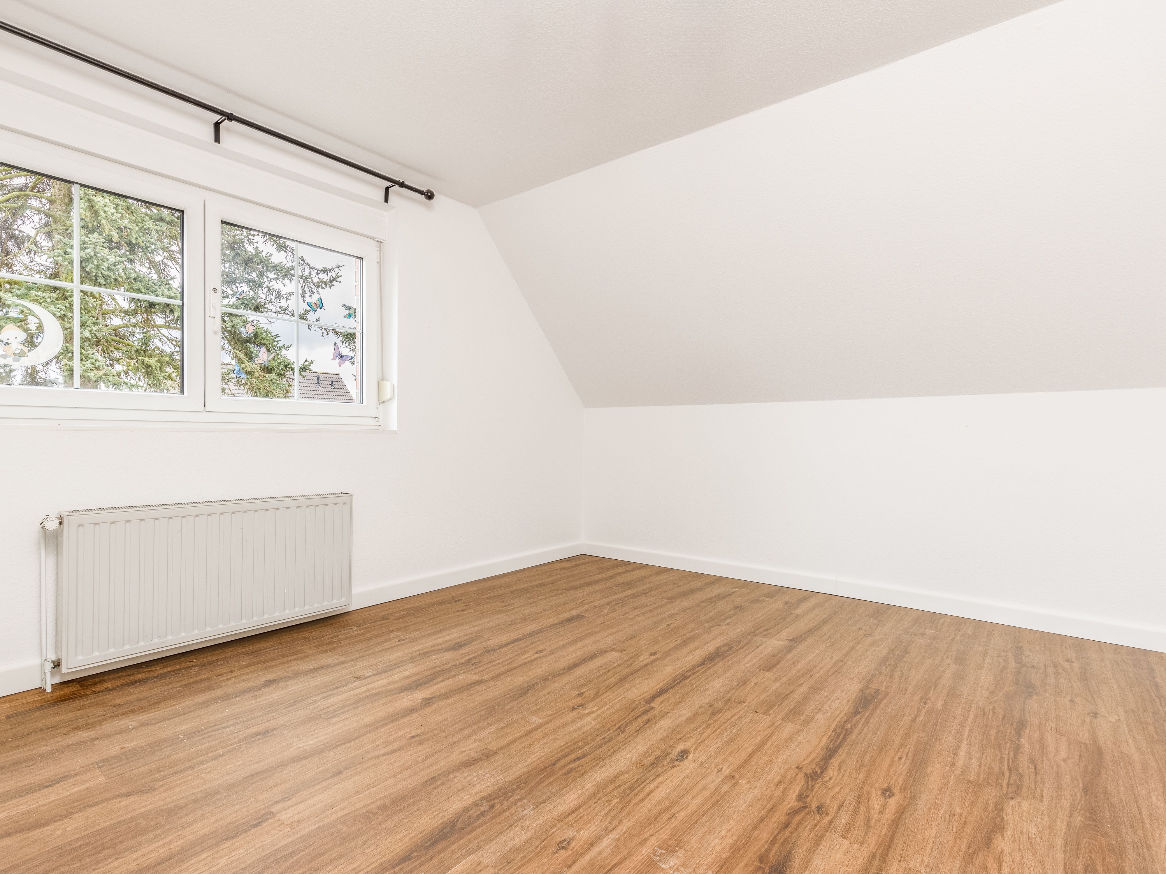 Großes Arbeitszimmer mit Blick ins Grüne