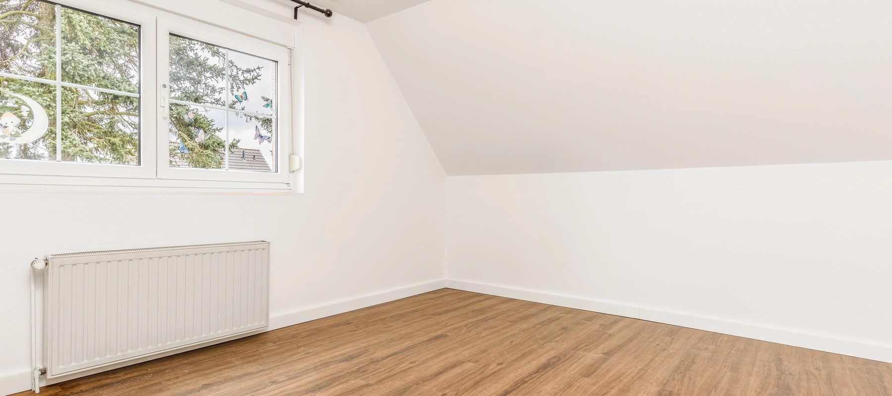 Großes Arbeitszimmer mit Blick ins Grüne Großes Arbeitszimmer mit Blick ins Grüne