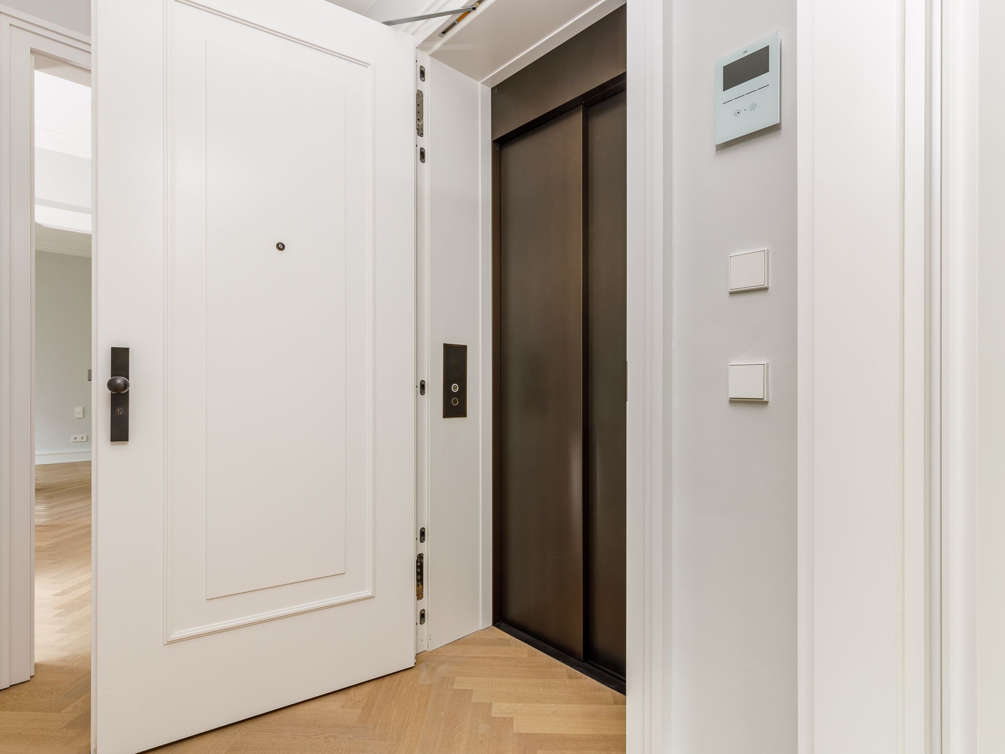 Exklusiver Fahrstuhl mit direktem Zugang zur Wohnung 