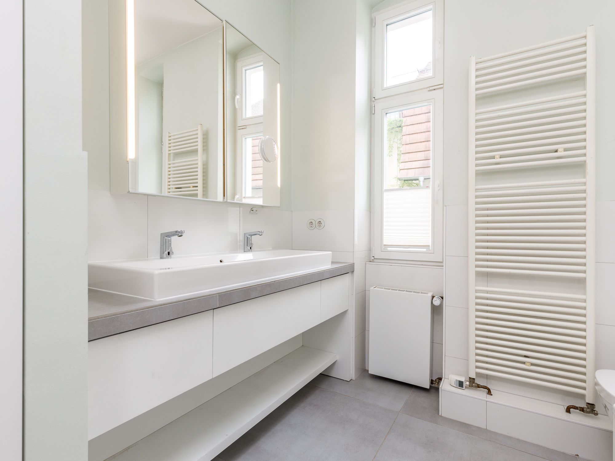 Modernes Duschbad mit Doppelwaschtisch und Fußbodenheizung 