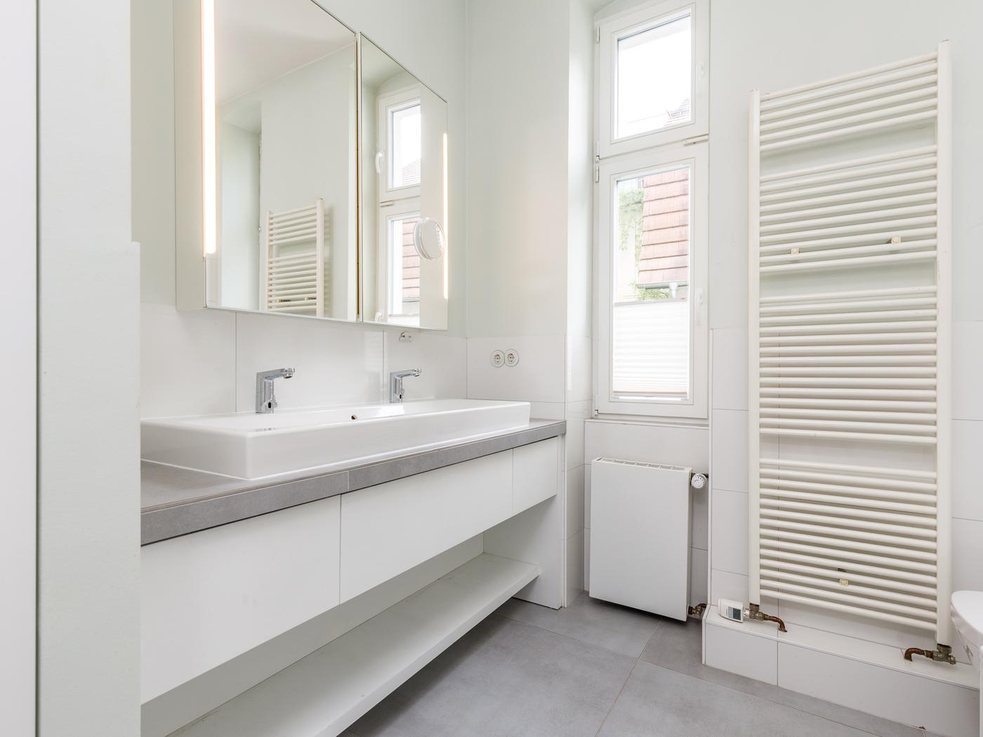 Modernes Duschbad mit Doppelwaschtisch und Fußbodenheizung Modernes Duschbad mit Doppelwaschtisch und Fußbodenheizung