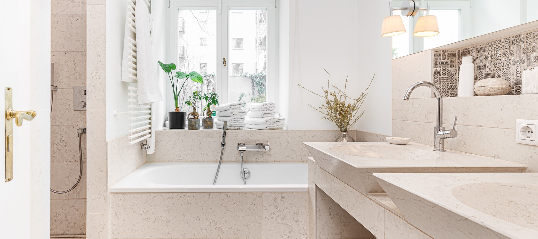 Hochwertiges Bad mit Wanne und großer Dusche Hochwertiges Bad mit Wanne und großer Dusche