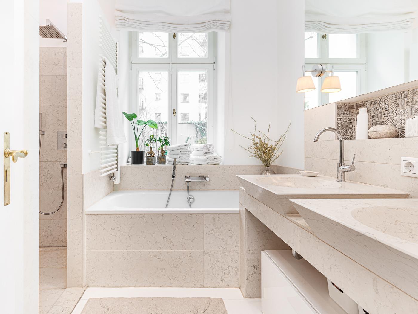 Hochwertiges Bad mit Wanne und großer Dusche Hochwertiges Bad mit Wanne und großer Dusche