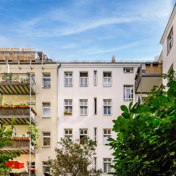 Innenhof Balkone Begrünung Altbau