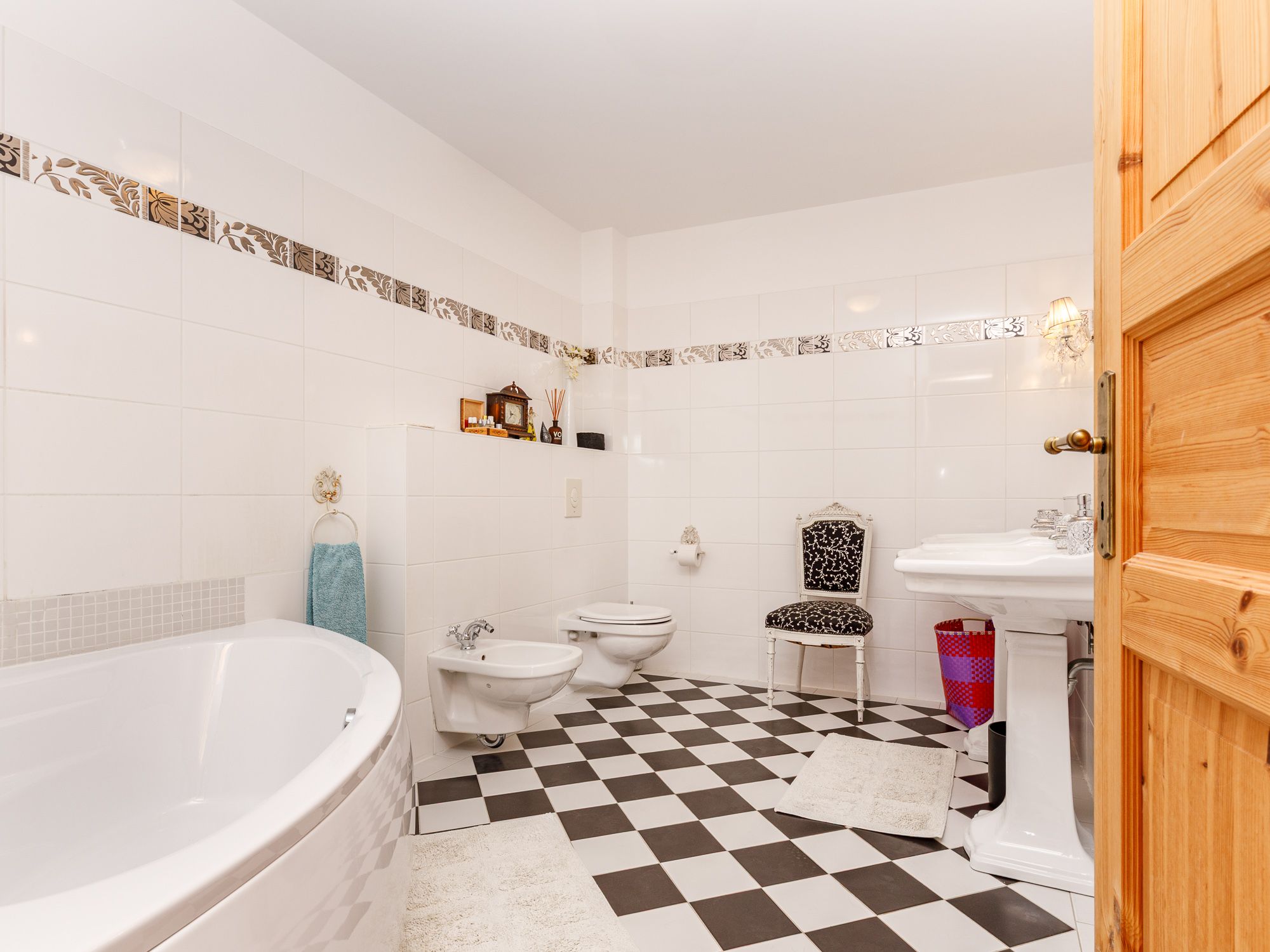 Interior bathtub with bidet