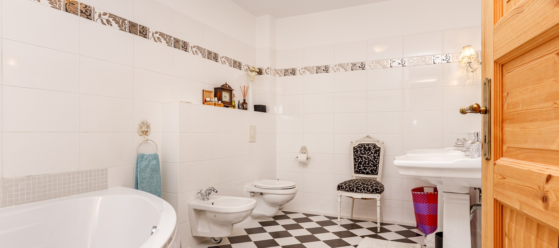 Interior bathtub with bidet Interior bathtub with bidet