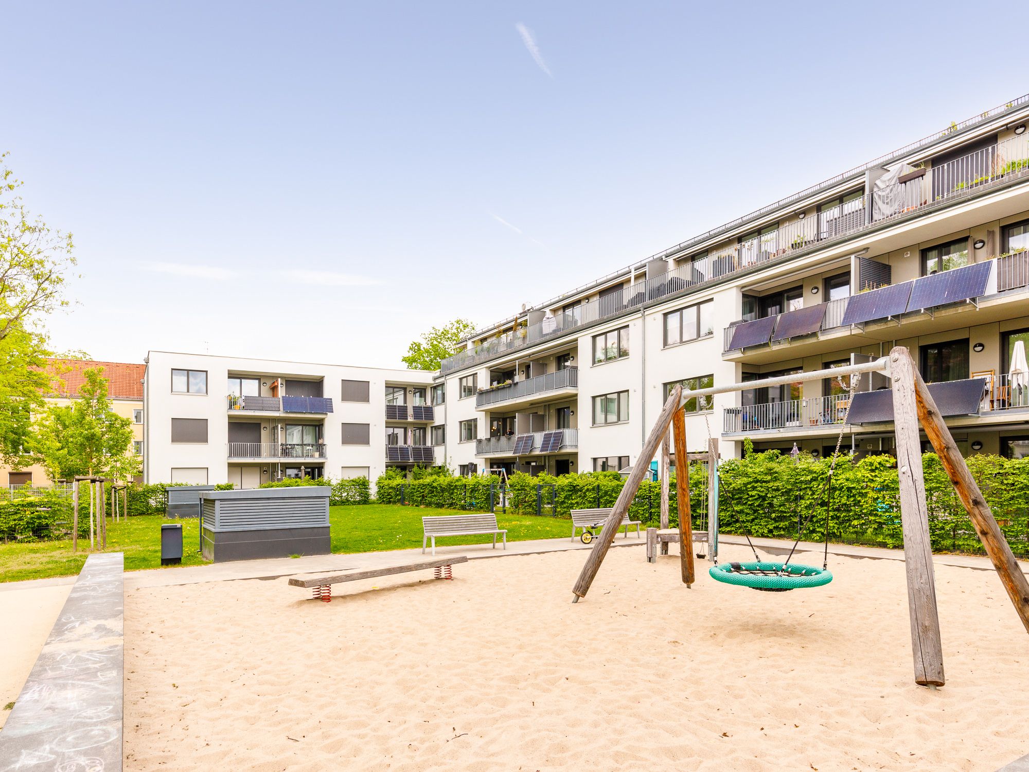Großzügiger Spielplatz mit Schaukel 