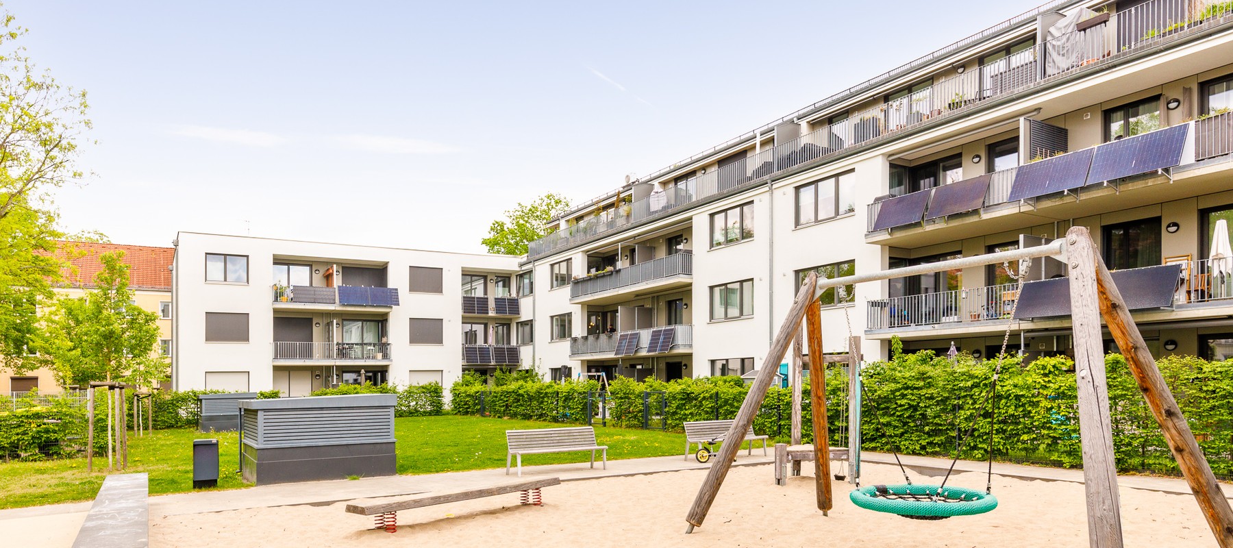 Großzügiger Spielplatz mit Schaukel Großzügiger Spielplatz mit Schaukel