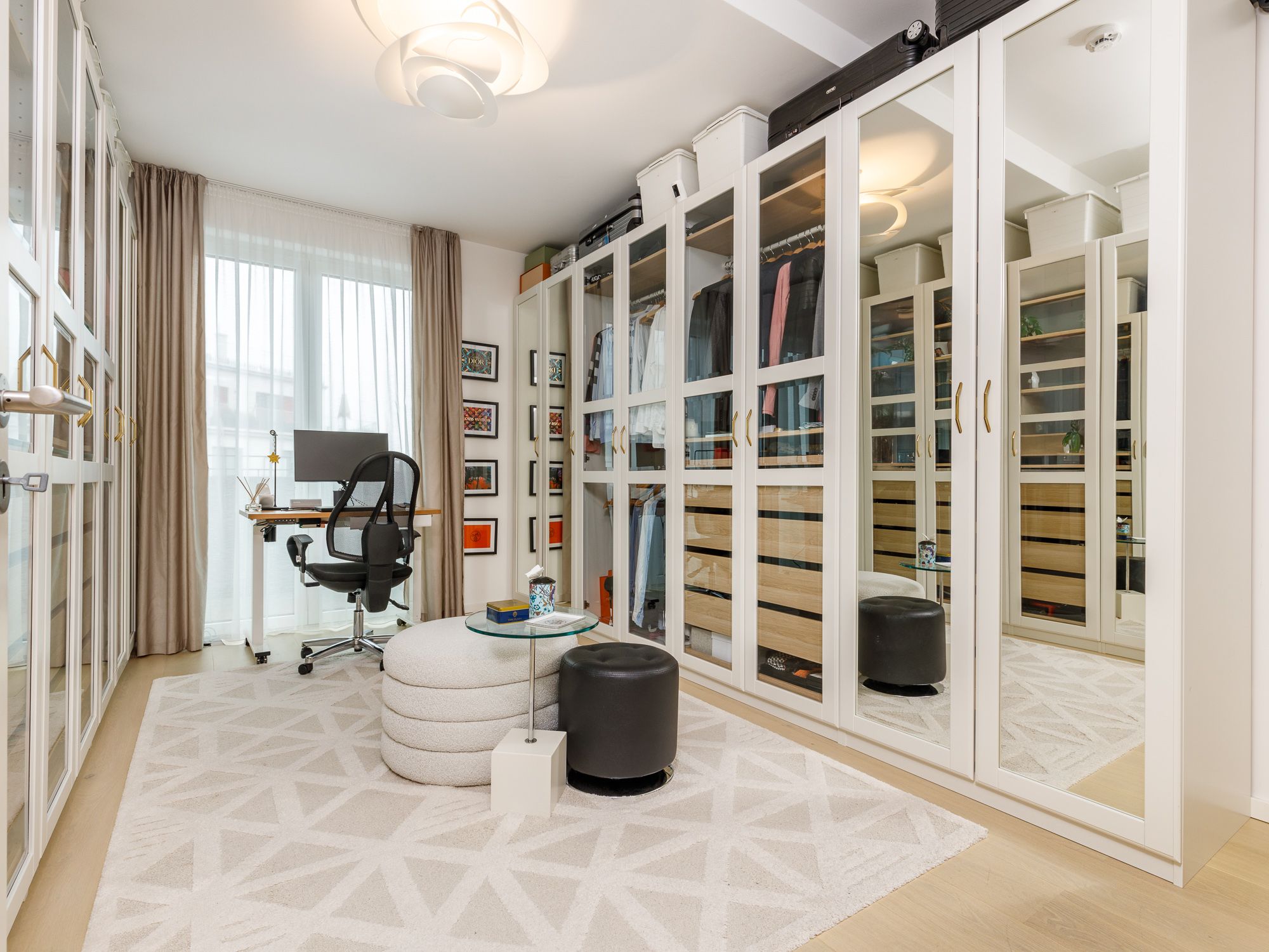 Begehbare Ankleide mit Arbeitsbereich 