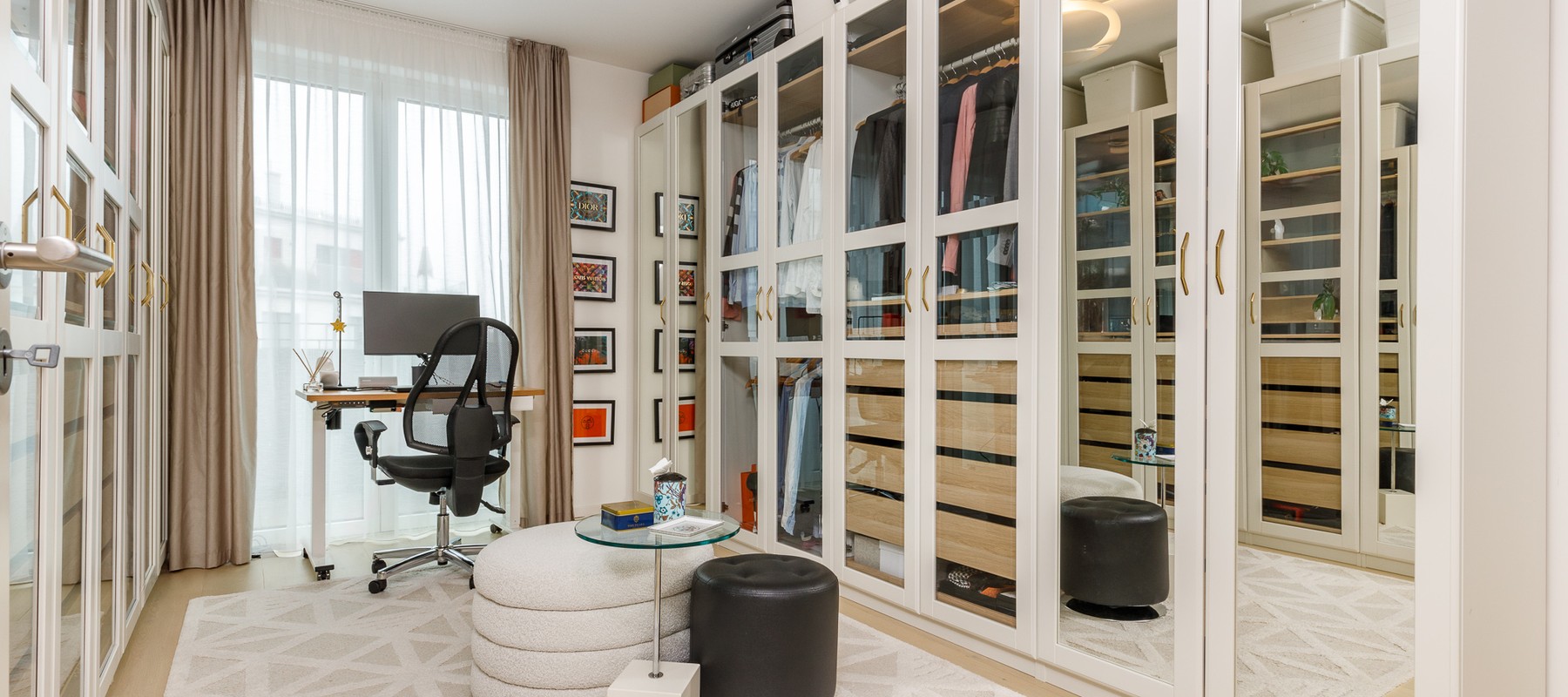 Begehbare Ankleide mit Arbeitsbereich Begehbare Ankleide mit Arbeitsbereich