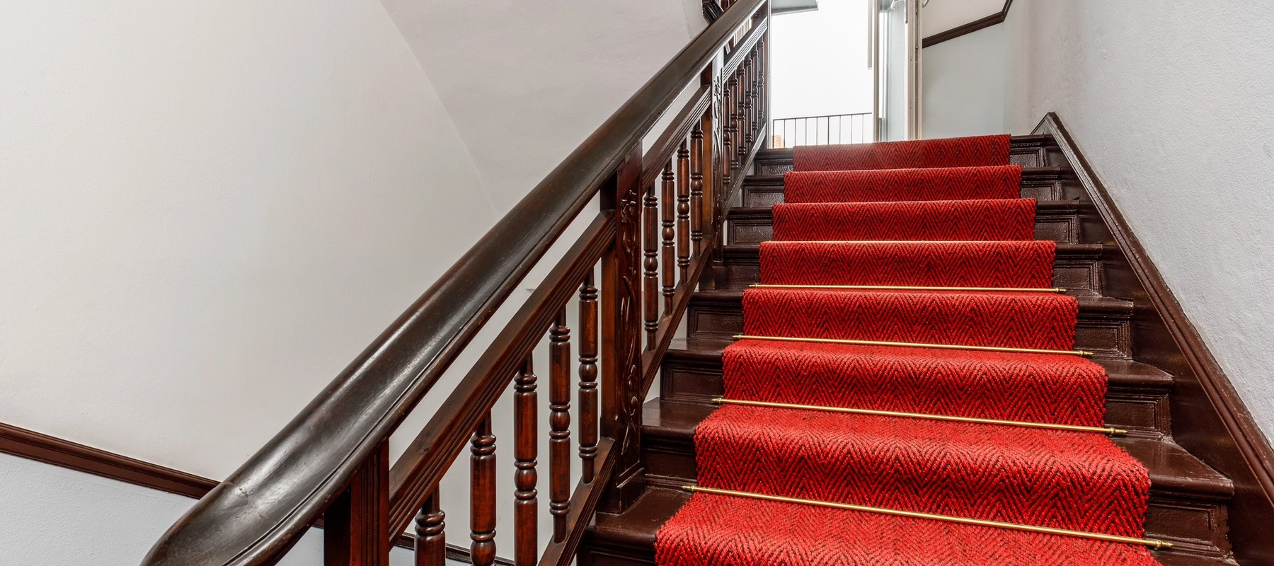 Saniertes Treppenhaus mit Aufzug Saniertes Treppenhaus mit Aufzug