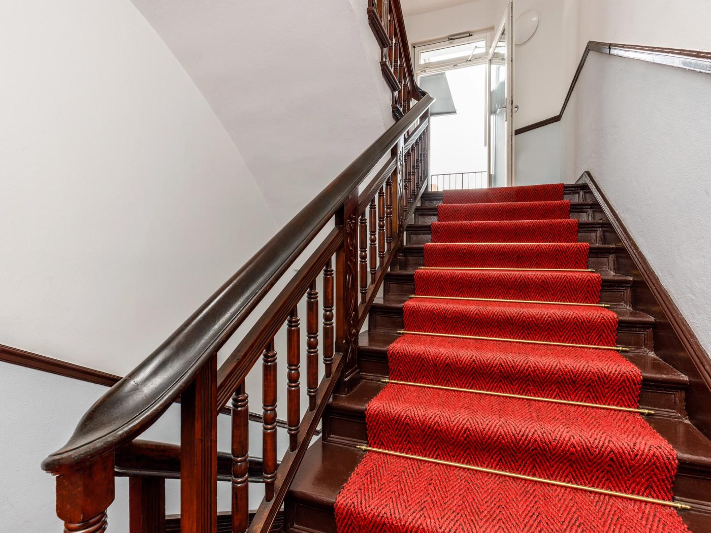 Saniertes Treppenhaus mit Aufzug Saniertes Treppenhaus mit Aufzug