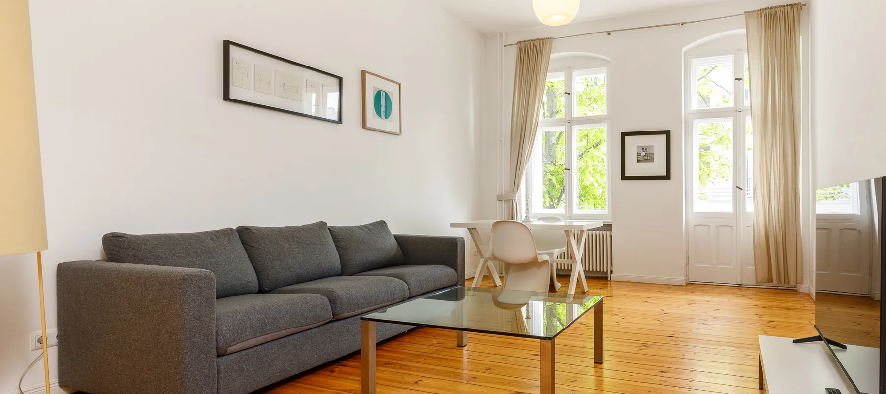 A Generous Period Apartment with Balcony Balancing Vibrant Urban Life and Tranquil Green Surroundings