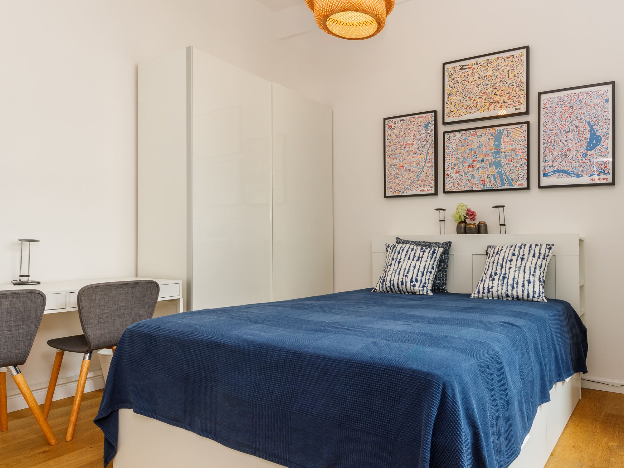 Schlafzimmer mit Kleiderschrank und Arbeitsbereich 