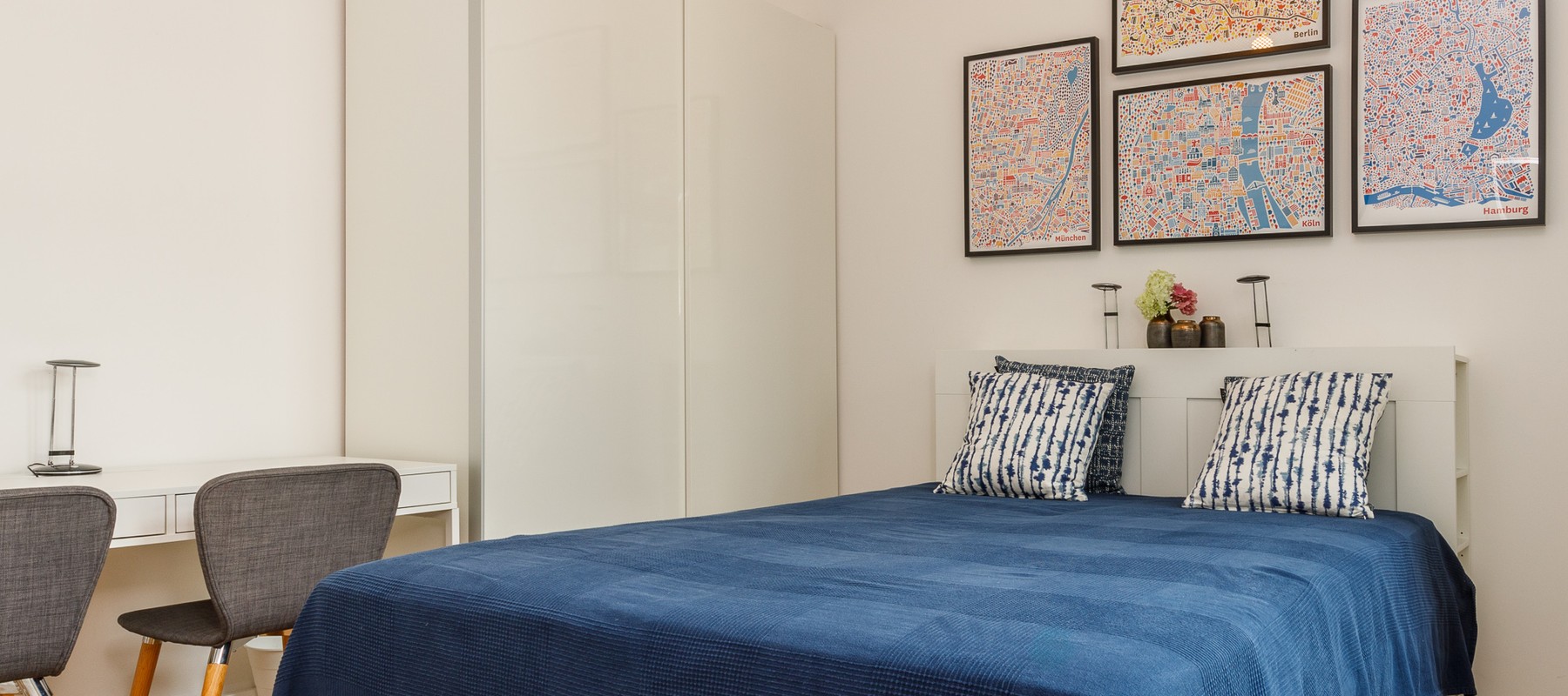 Schlafzimmer mit Kleiderschrank und Arbeitsbereich Schlafzimmer mit Kleiderschrank und Arbeitsbereich