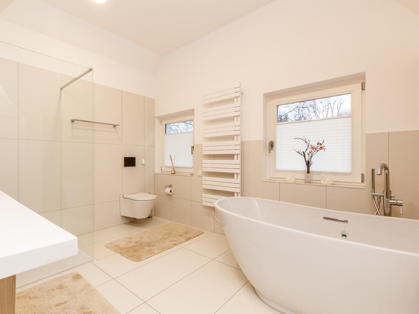 Herrschaftliches Masterbad mit Dusche & Wanne Herrschaftliches Masterbad mit Dusche & Wanne