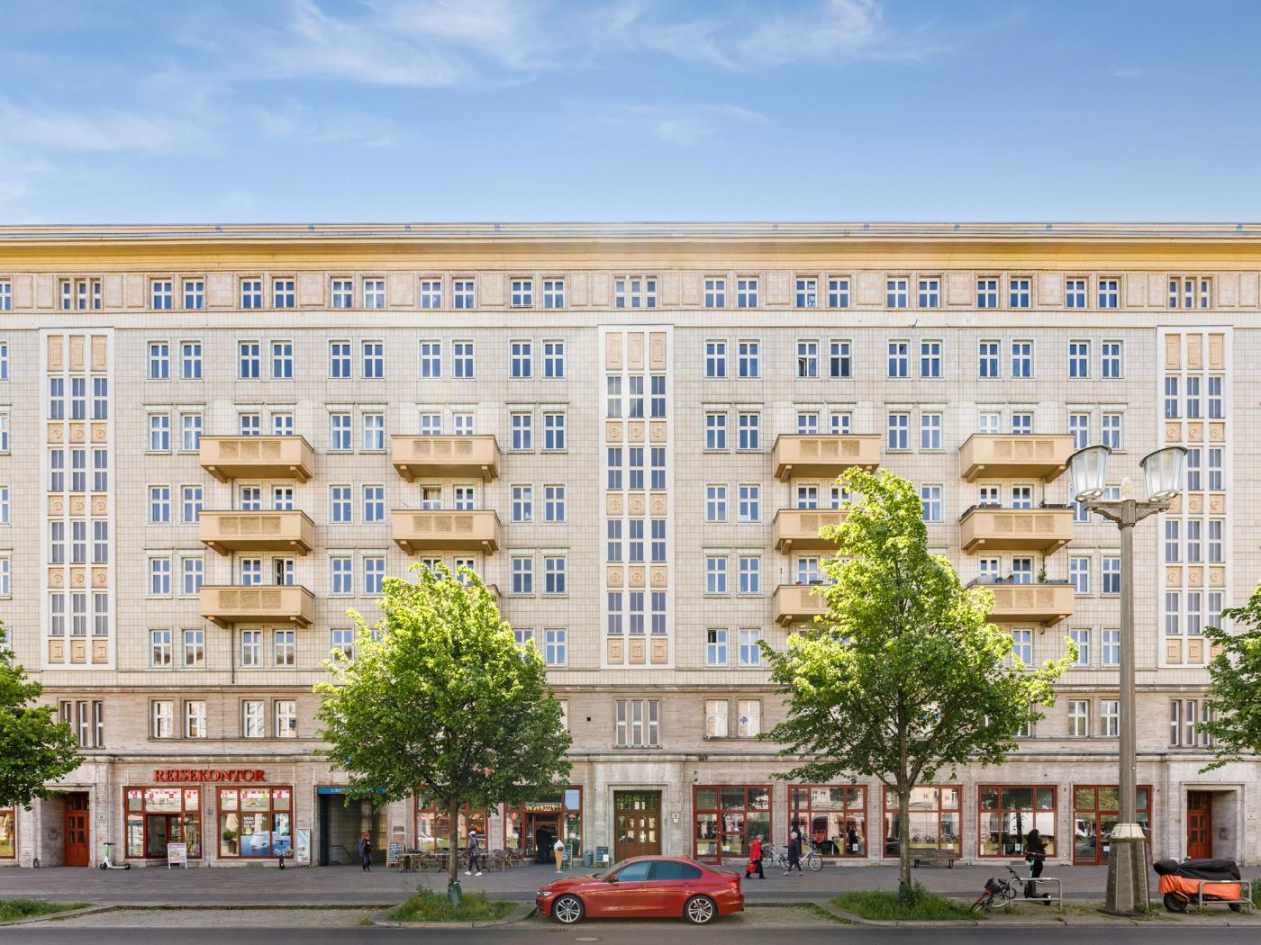 Außergewöhnliche Altbauwohnung mit Blick über den Strausberger Platz