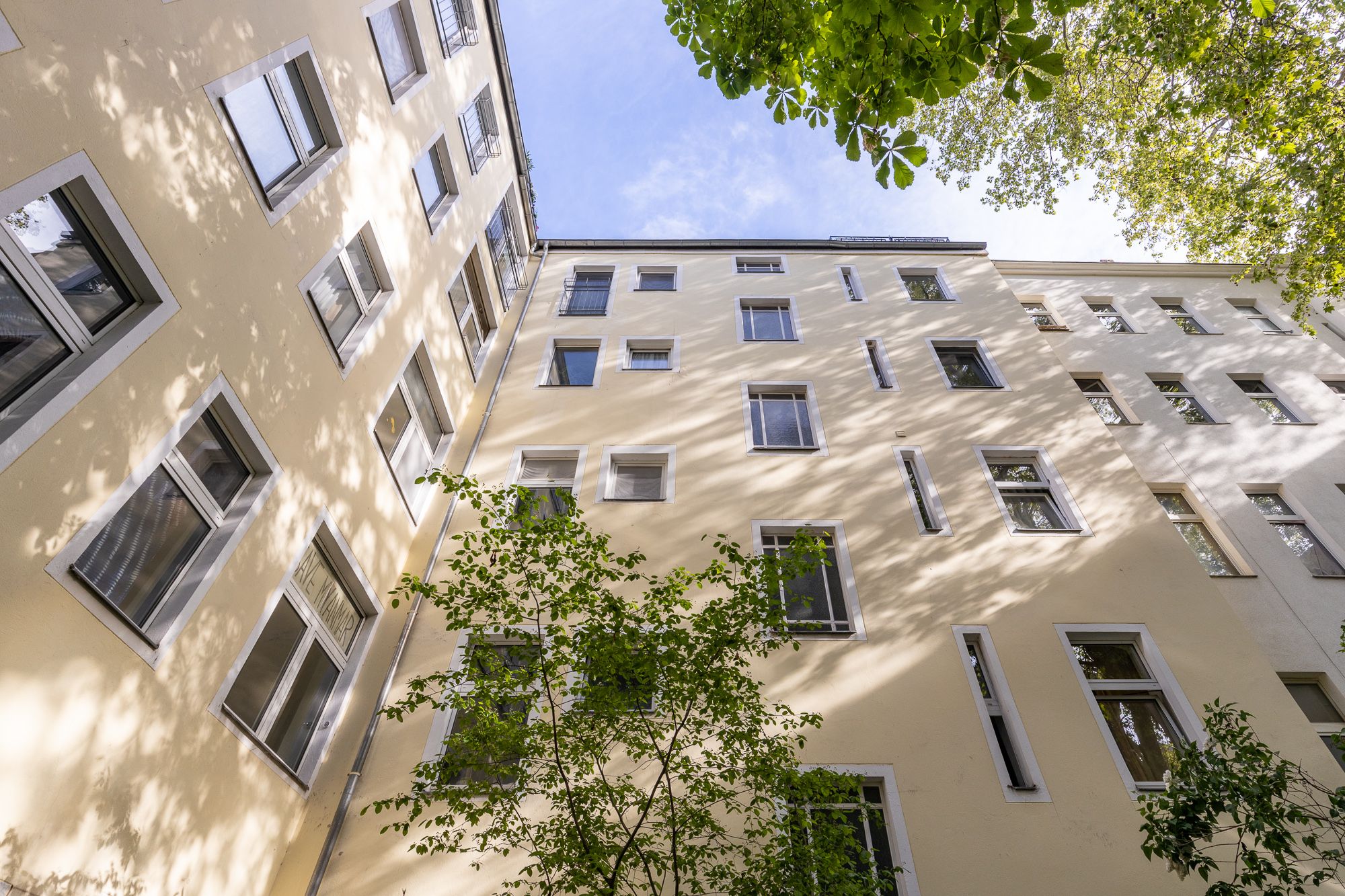 Gepflegter Innenhof mit Baumbestand  