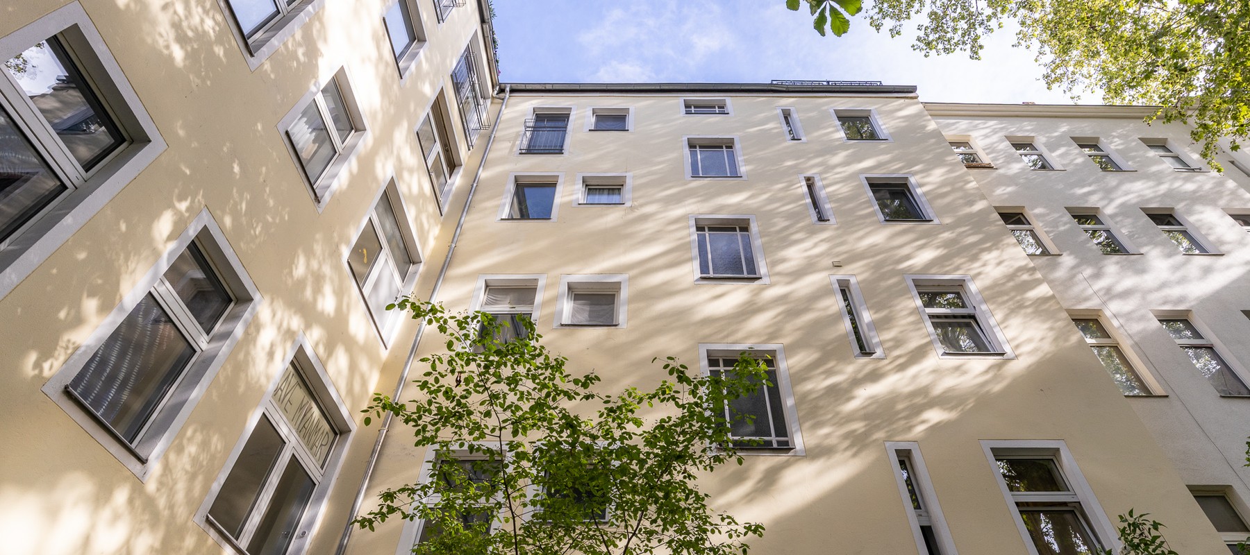 Gepflegter Innenhof mit Baumbestand Gepflegter Innenhof mit Baumbestand