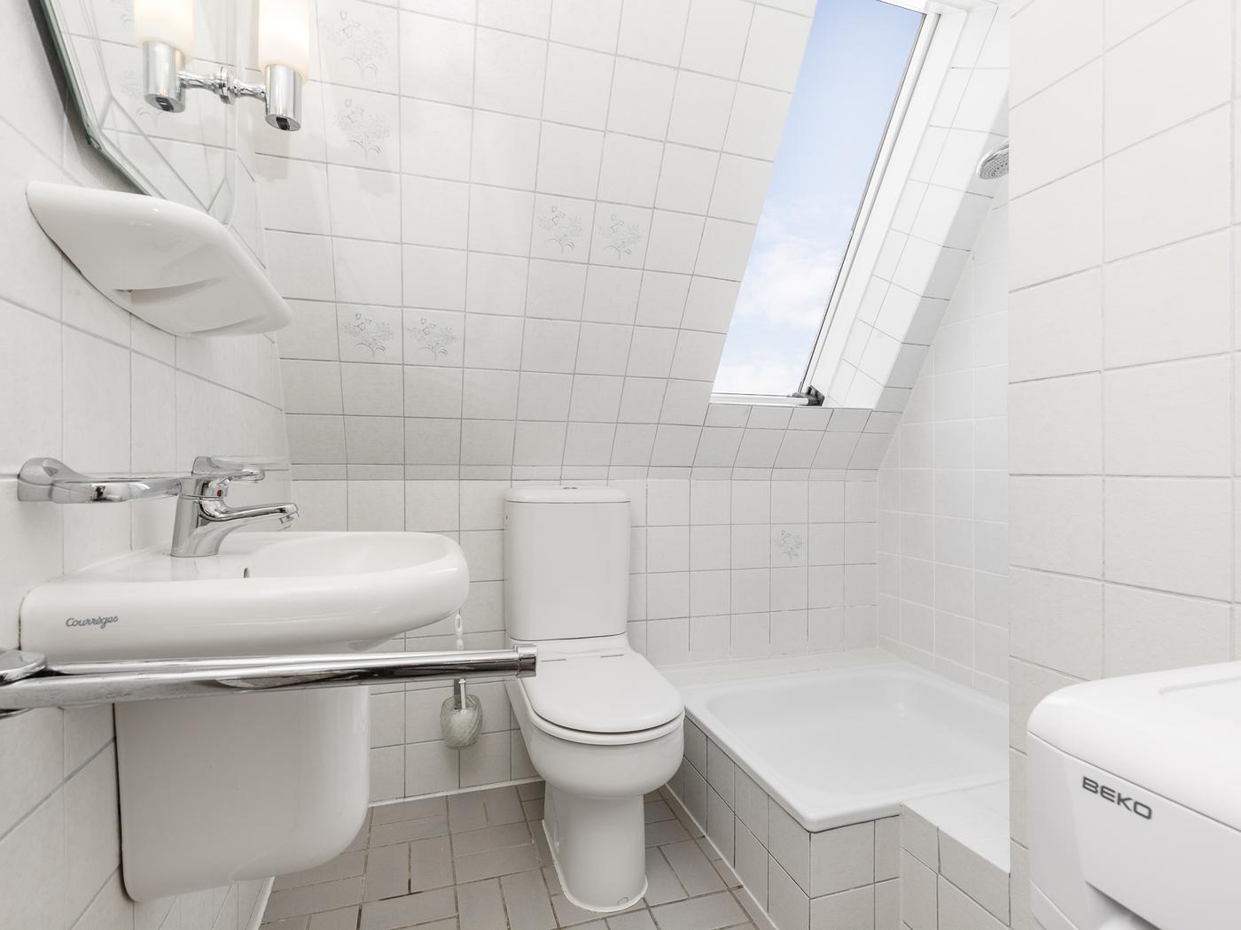 Tagesbelichtetes Duschbad im 4.OG Tagesbelichtetes Duschbad im 4.OG