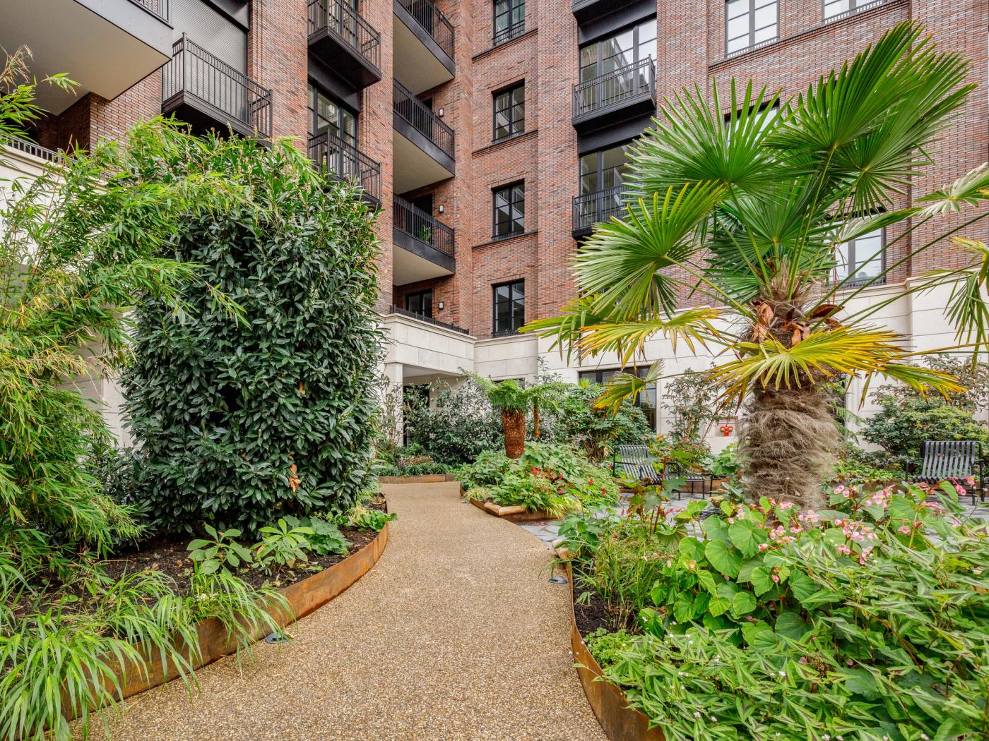 Blick auf den begrünten Innenhof mit Wasserspiel Blick auf den begrünten Innenhof mit Wasserspiel