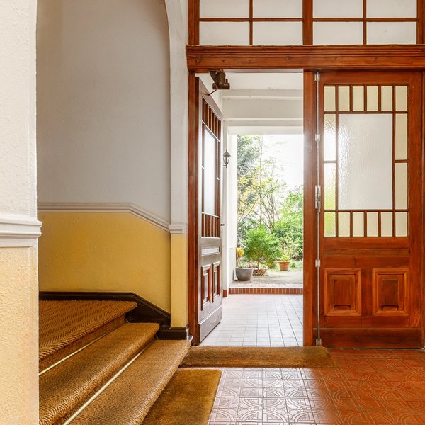 Eingangsbereich Flügeltür Innenhof Altbautür