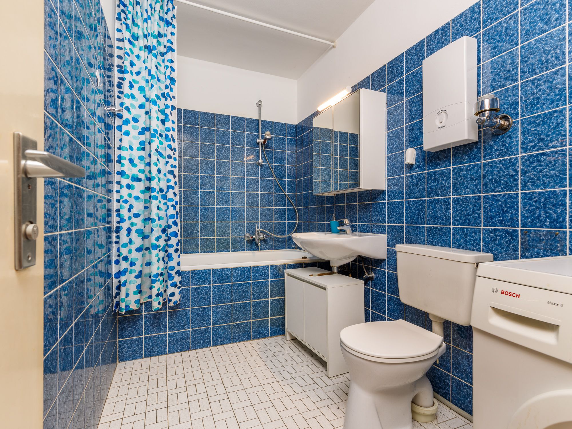 Innenliegendes Wannenbad mit Duschfunktion