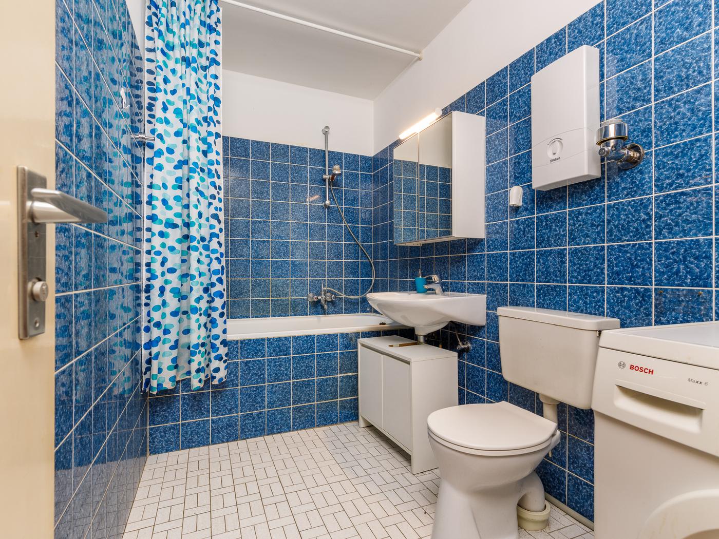 Innenliegendes Wannenbad mit Duschfunktion Innenliegendes Wannenbad mit Duschfunktion