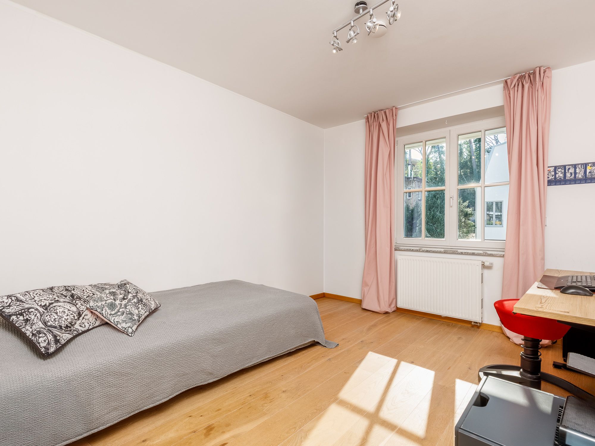 Additional guest bedroom 