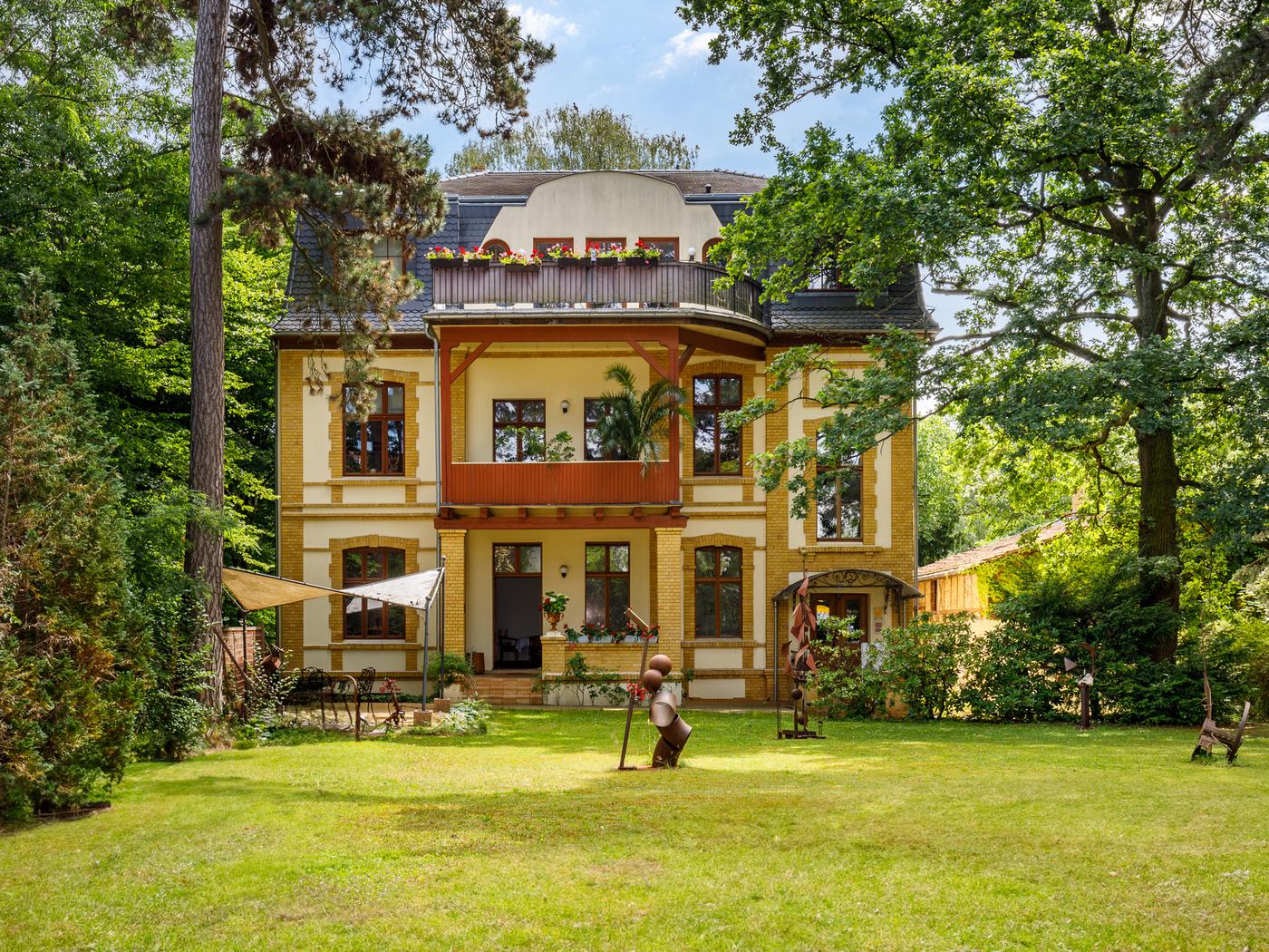 Ein Stück preußische Geschichte in Lichterfelde: Offiziers-Villa mit großem Garten, historischem Charme & Entwicklungspotenzial