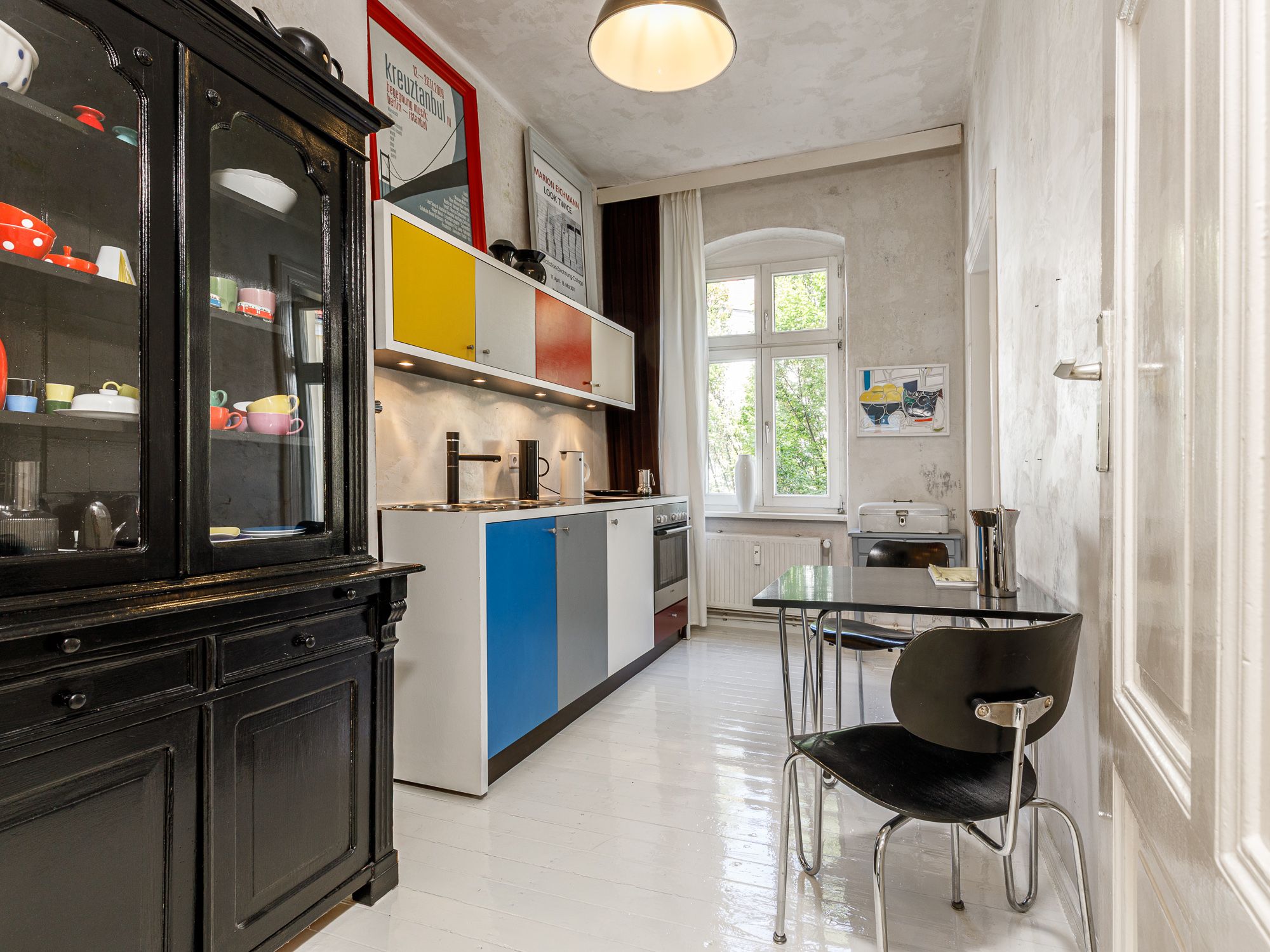 Moderne Einbauküche mit Elektrogeräten  