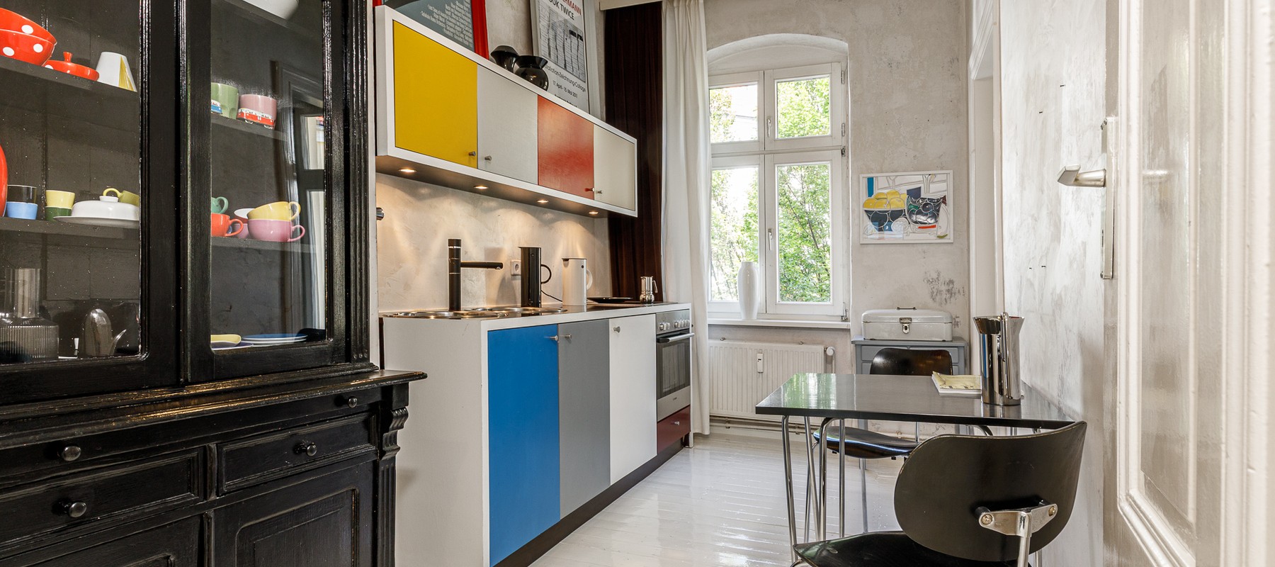 Moderne Einbauküche mit Elektrogeräten Moderne Einbauküche mit Elektrogeräten