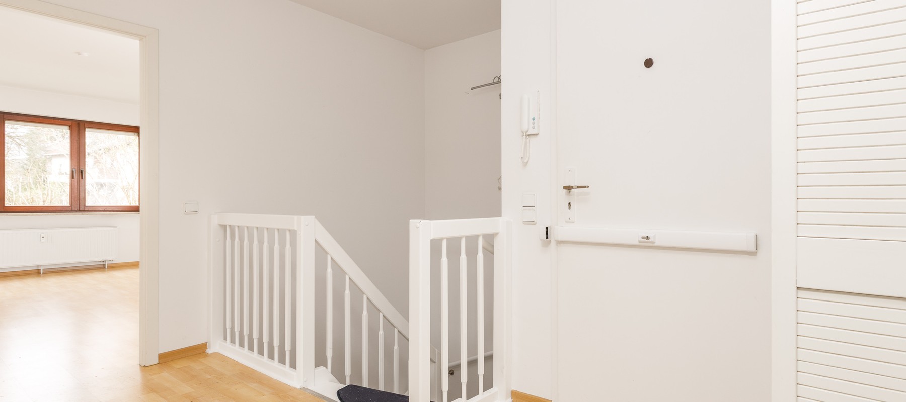 Entrance area with intercom system Entrance area with intercom system