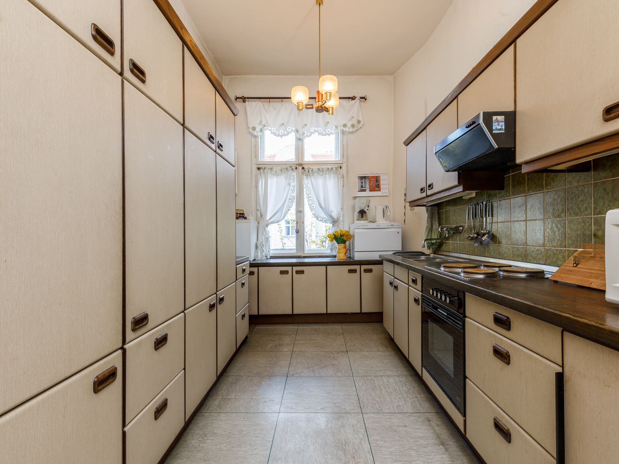 Separater Küchenbereich mit Geräten 